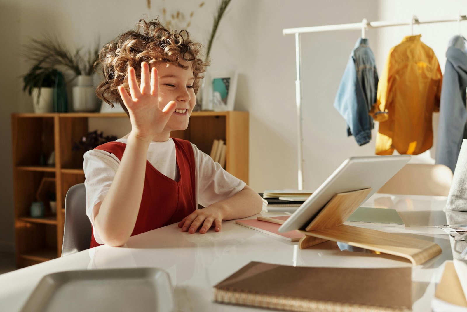 Enfant en cours d'anglais en ligne avec un ordinateur portable